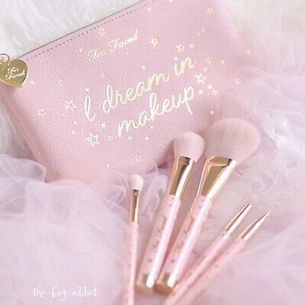 Too Faced Christmas Dreams essential brush set and bag